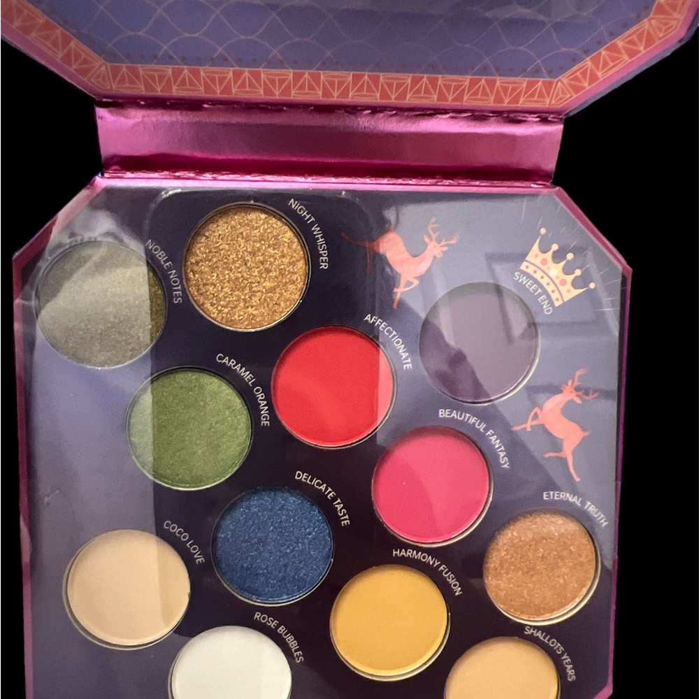 Luxaza eyeshadow palette New in Box. Includes 3 brushes.